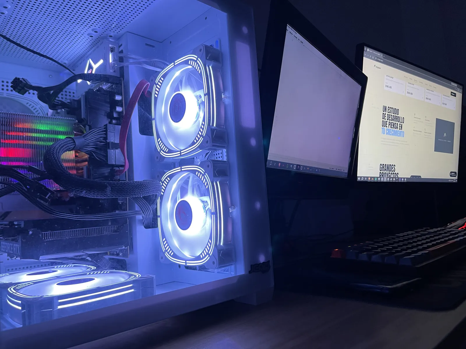 Estudio de Angside: un equipo con iluminación y dos monitores mostrando el sitio de Angside
